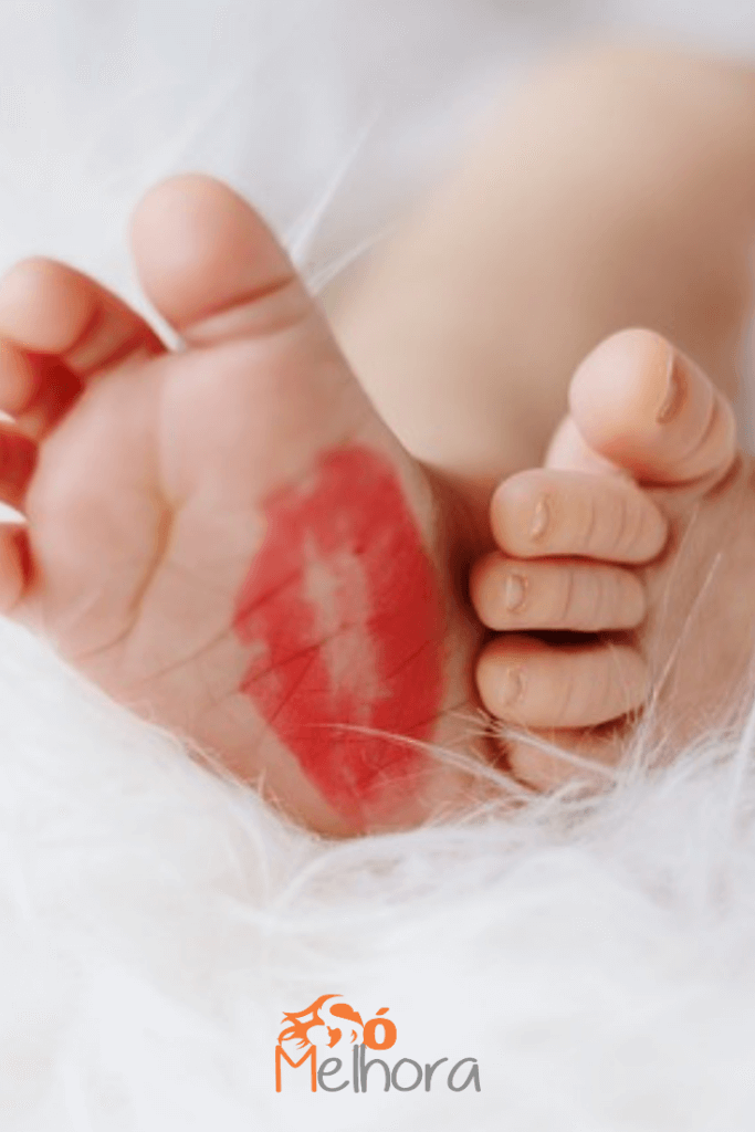 imagem de um pé de bebê com marca de batom