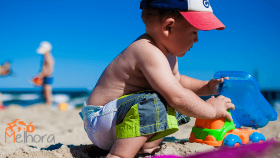 criança brincando na areia