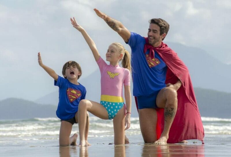 imagem de uma família vestida de super heróis: fantasias de última hora