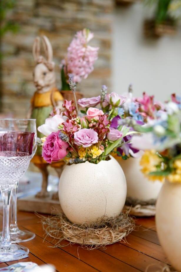ovo de páscoa com flores para decorar a mesa
