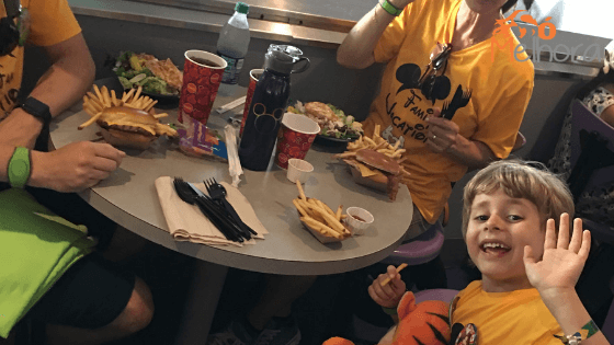 Imagem de uma família almoçando no Cosmic Rays - roteiro magic kingdom com criança