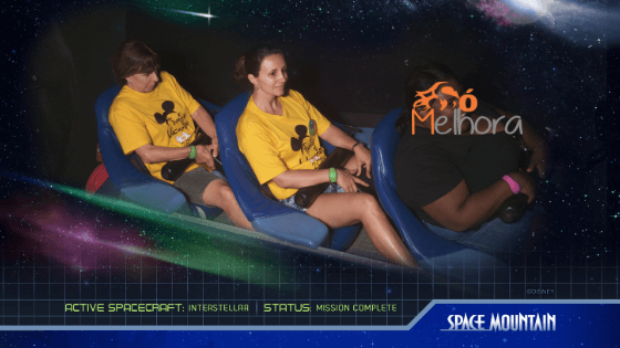 família brincando na space mountain - roteiro magic kingdom com criança