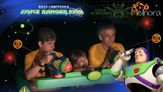 família no brinquedo do Buzz Lightyear - roteiro magic kingdom com criança
