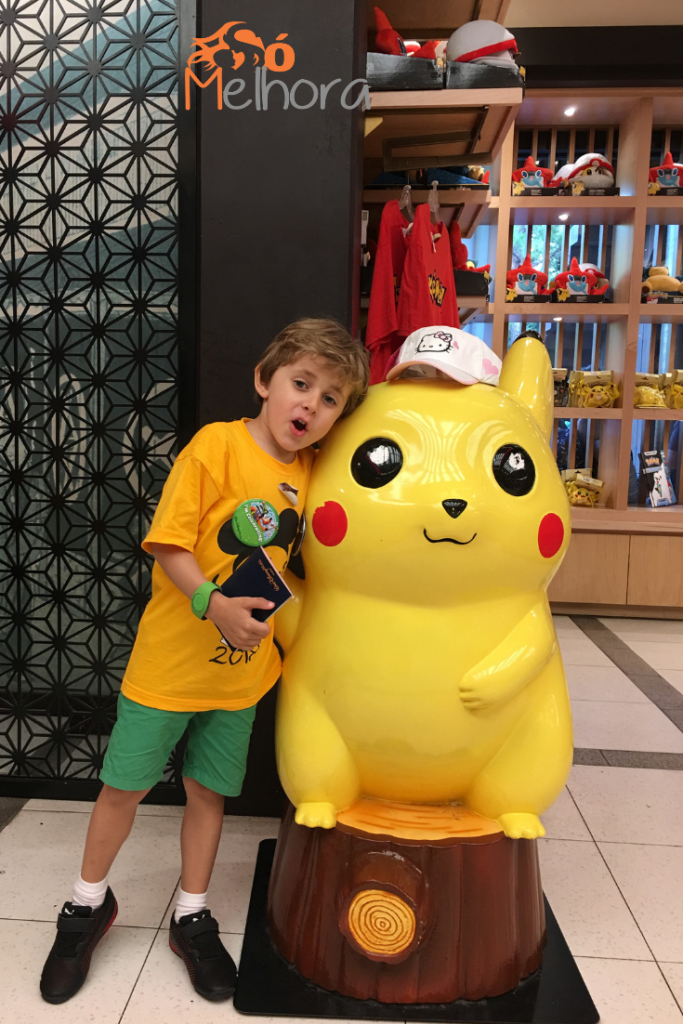 imagem de um menino com o pikachu