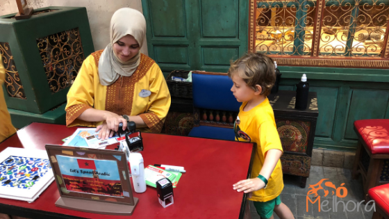 imagem de um menino carimbando seu passaporte no pavilhão do Marrocos do Epcot