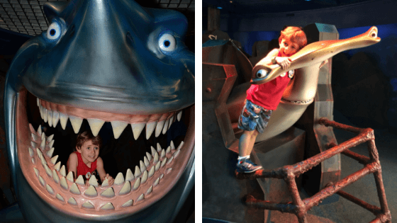 fotos com os tubarões do filme nemo - roteiro epcot com criança