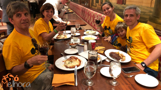 família jantando no restaurante Tutto Itália - epcot com criança
