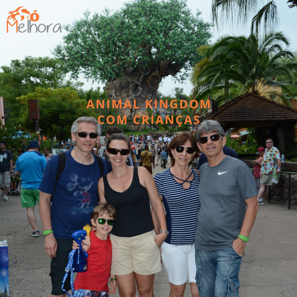 imagem de uma família na frente da árvore da vida do animal kingdom