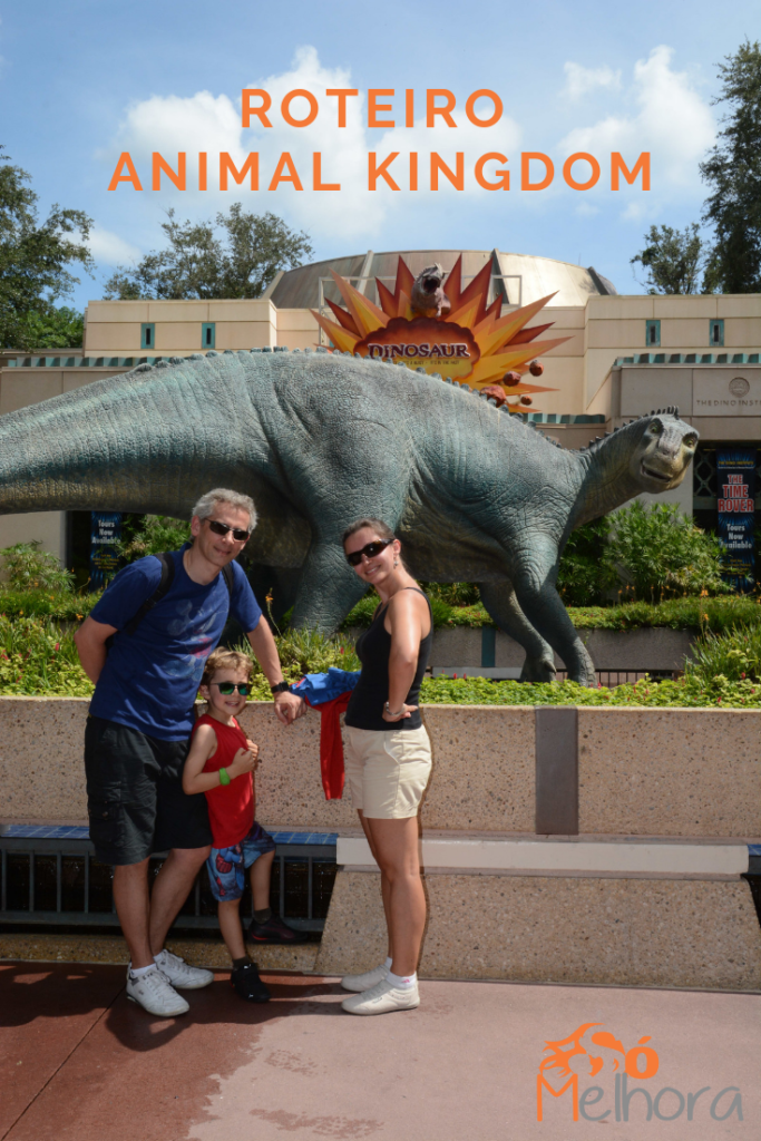 família em frente a um dinossauro: roteiro animal kingdom com criança