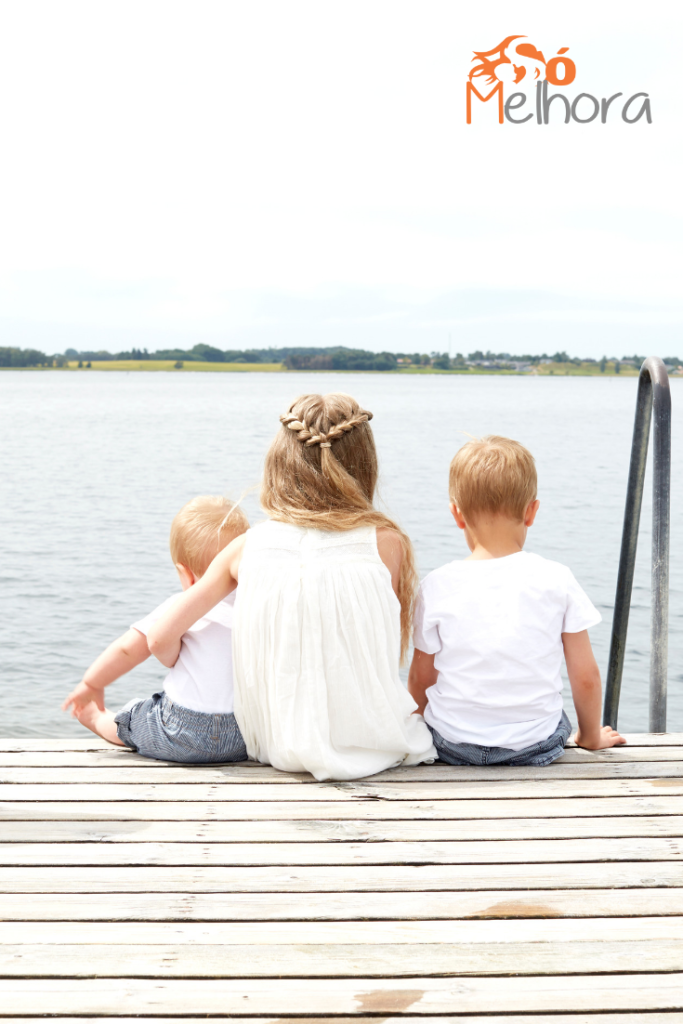 imagem de três crianças olhando para um lago