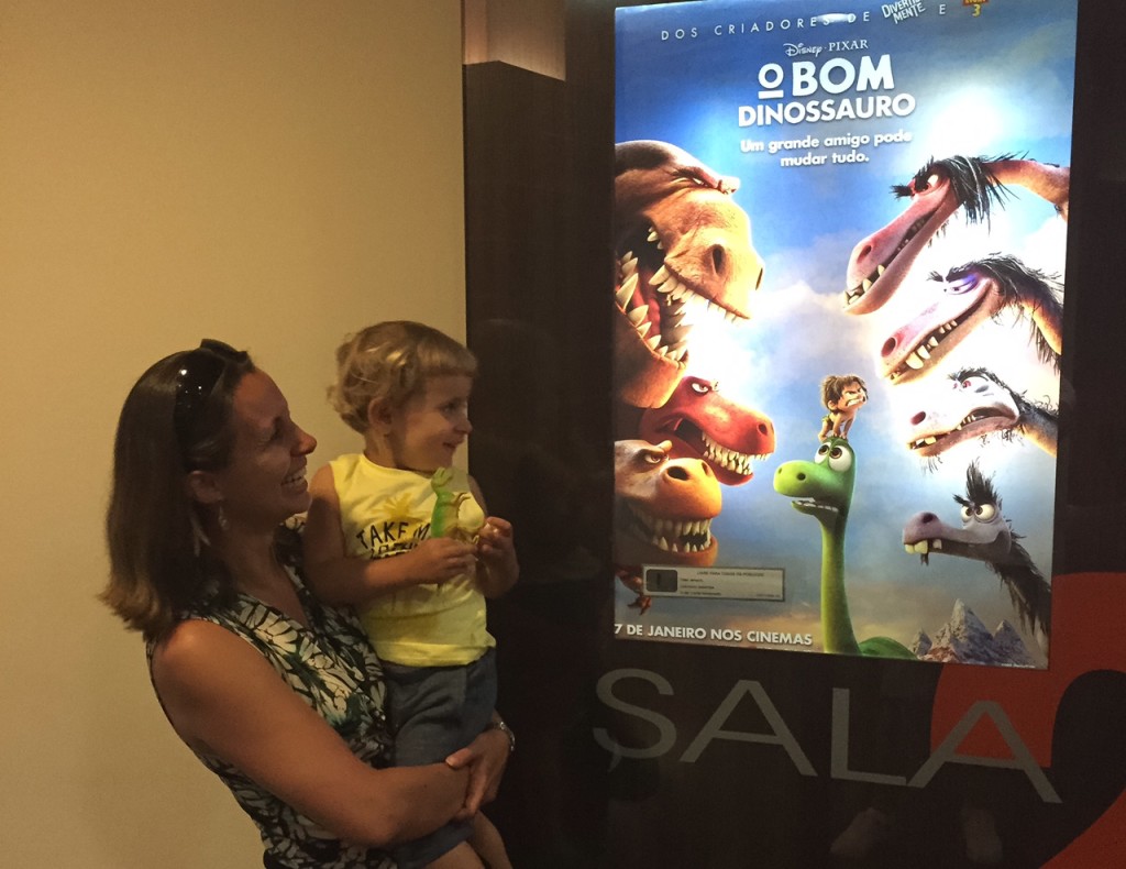 criança pequena assistindo filme no cinema pela primeira vez