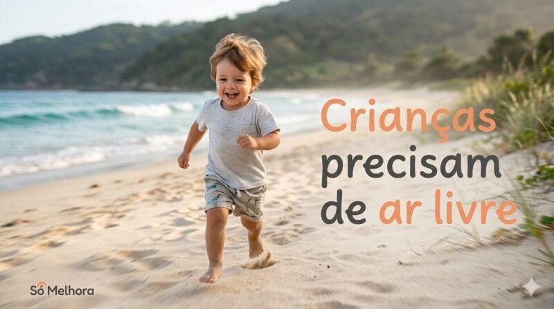 Criança pequena correndo ao ar livre com expressão de alegria e liberdade, representando a importância de brincar fora em contraste com a vida em apartamento.