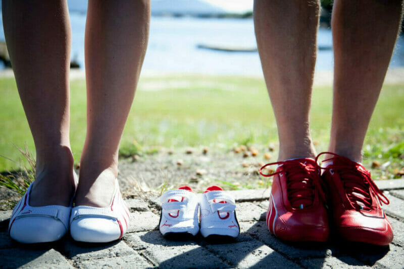 sapatos pais e bebê para falar da  gravidez marido
