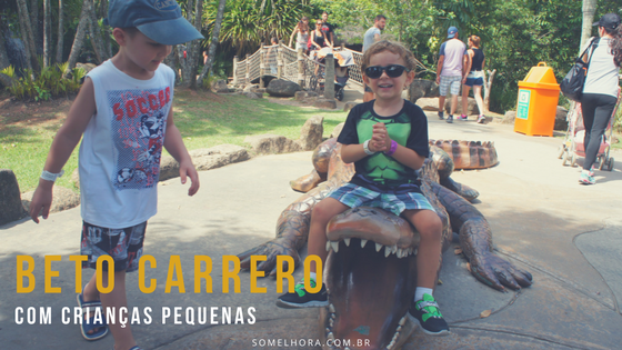 Beto Carrero com crianças pequenas: diversão entre amigos
