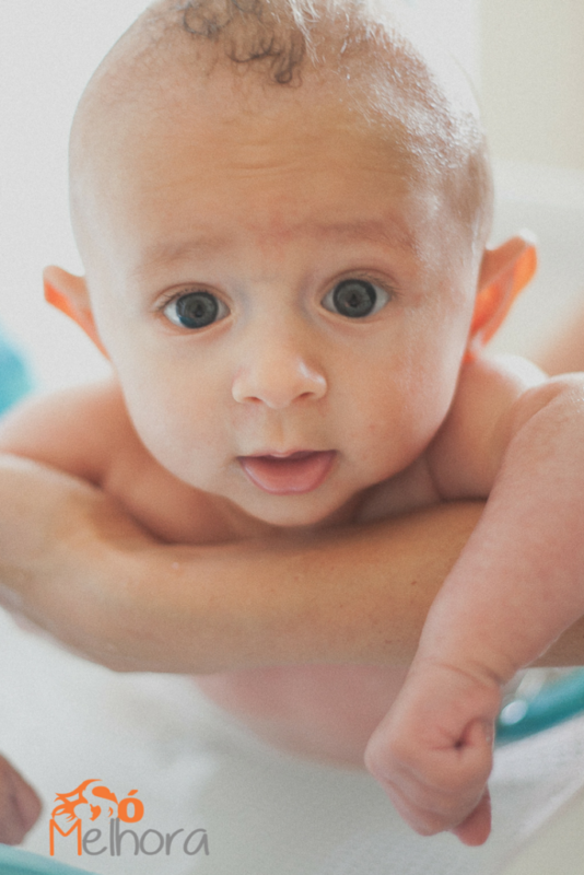 imagem de um bebê no banho