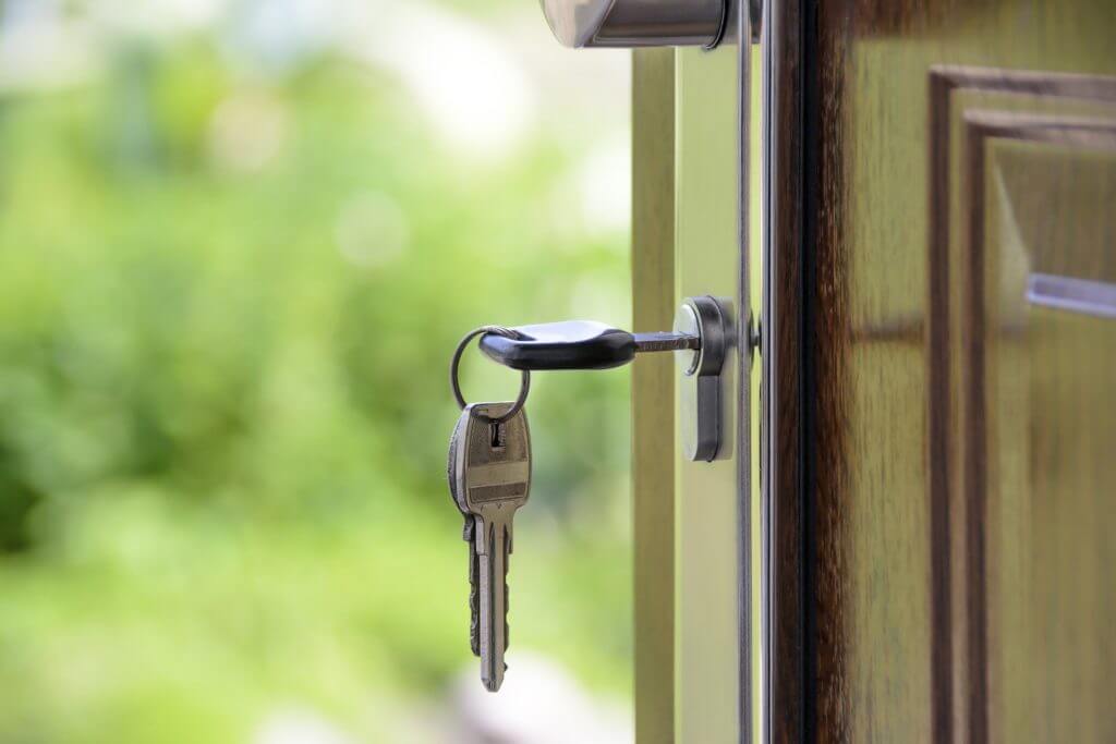 imagem de um chave na porta de uma casa: coronavírus e segurança