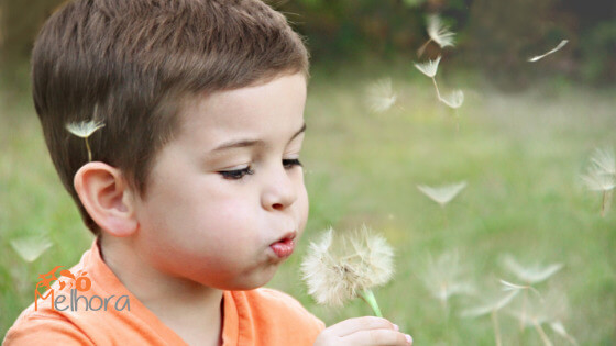 imagem de um menino soprando uma flor para ilustrar a autonomia da criança