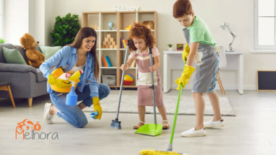 crianças ajudando a mãe a limpar a casa como exemplo de organização infantil por idade