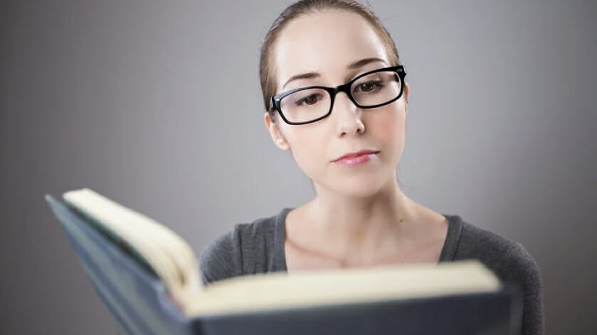imagem de uma mulher lendo um livro