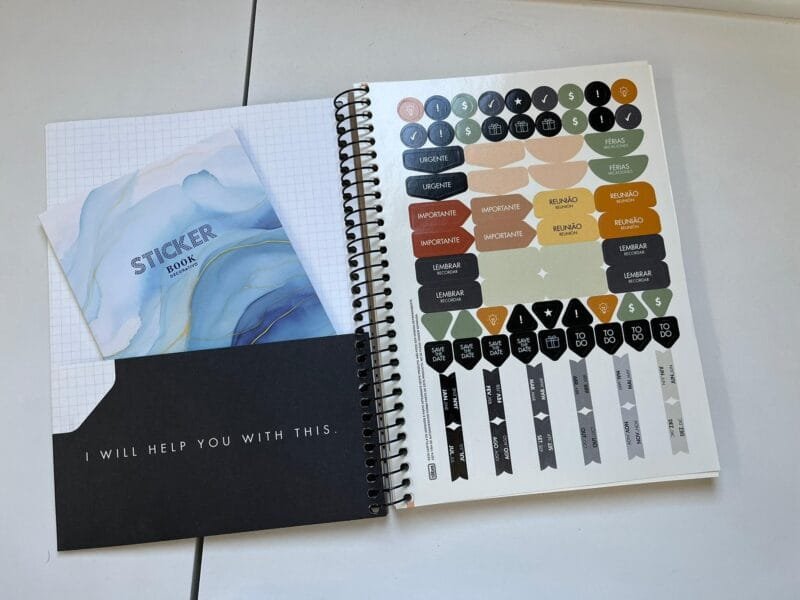 Planner 2026 Tilibra Kraft Work usado na organização pessoal, vem com bolso, adesivos e marcadores coloridos.