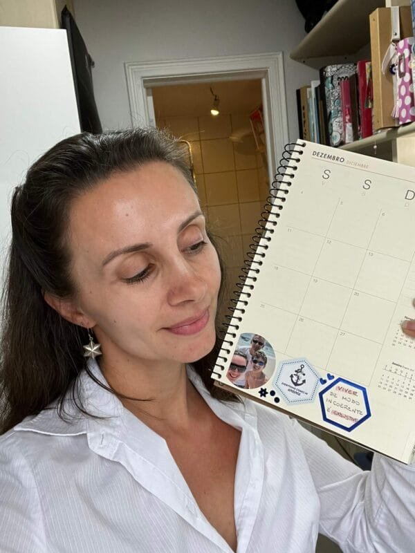 Página do planner decorada de forma simples com poucos elementos de scrap, destacando estilo leve e personalizado.