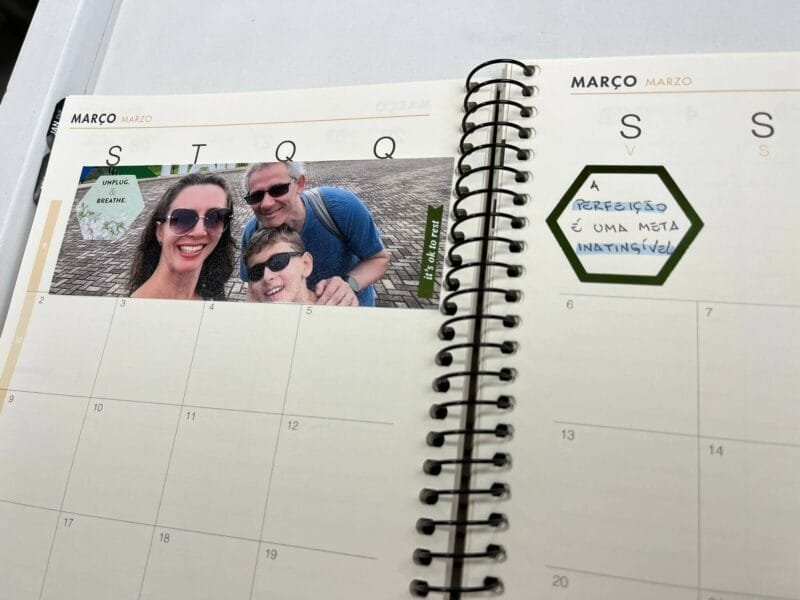 Planner 2026 com duas páginas mensais lado a lado, mostrando diferenças de espaço para personalização entre meses.