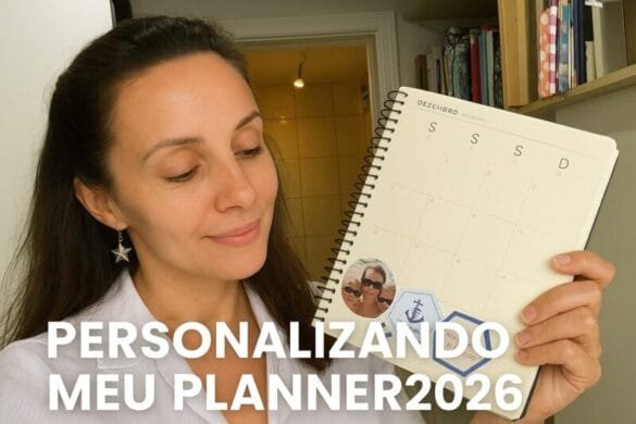 Mulher olhando para o seu planner personalizado.