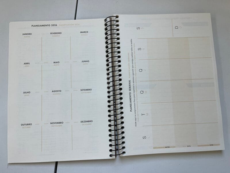 Planejamento anual do planner Kraft Work, ferramenta prática para definir metas e acompanhar o progresso mês a mês.