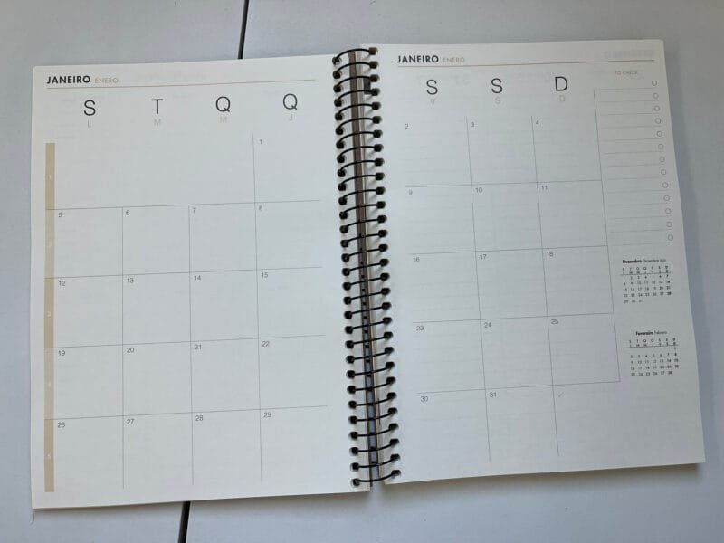 Visão mensal do planner 2026 Tilibra, mostrando o calendário completo de cada mês para facilitar a organização pessoal e profissional.